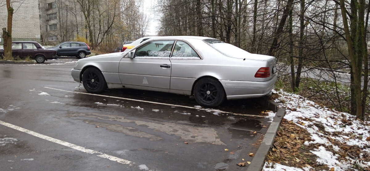 Новая марка автомобиля, получившая название Мерседес 500 «легкий комфорт» появилась на европейских дорогах в далеком 1951 году. Разработчики предложили автомобиль в двух кузовных вариантах – кабриолет и седан.
Но автомобилестроители из Штутгарта не захотели останавливаться на достигнутом и выпустили совершенно новую машину – Мерседес Бенц CL 500, который заменил предыдущую модель. Это было компактное купе, оснащенное мощным шестицилиндровым бензиновым двигателем. 

