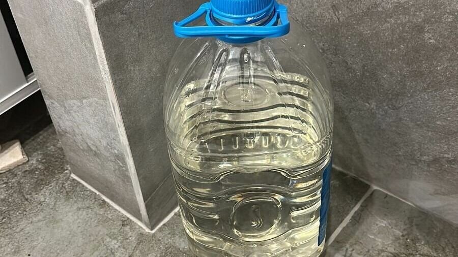     Артёмовский городской округ и часть Владивостока накануне остались без холодного водоснабжения. Из-за прорыва гигантской трубы, вода перестала поступать в квартиры людей. Власти экстренно сделали объявление о необходимости сделать запасы и приготовиться какое-то время ждать возобновления подачи.