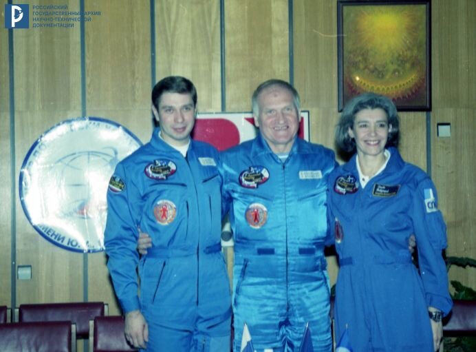 Космонавт К.М. Козеев в составе экипажа ТК «Союз ТМ-33» с В.М. Афанасьевым и Клоди Андре-Деэ во время послеполетной пресс-конференции. 2 ноября 2001 г. РГАНТД. Арх. 0-16689 цв.
