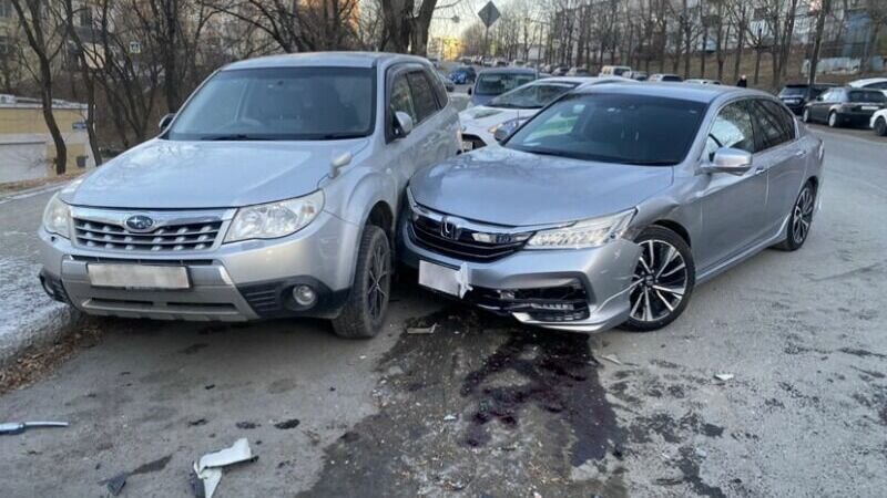     Подросток из Владивостока угнал машину у отца и спровоцировал сразу несколько ДТП. Автомобили сильно сострадали — за дело взялась полиция.