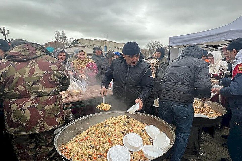     Вкуснейшим пловом угостил гостей ярмарки бизнесмен Газимагомедов. Фото: пресс-служба администрации Кизляра.