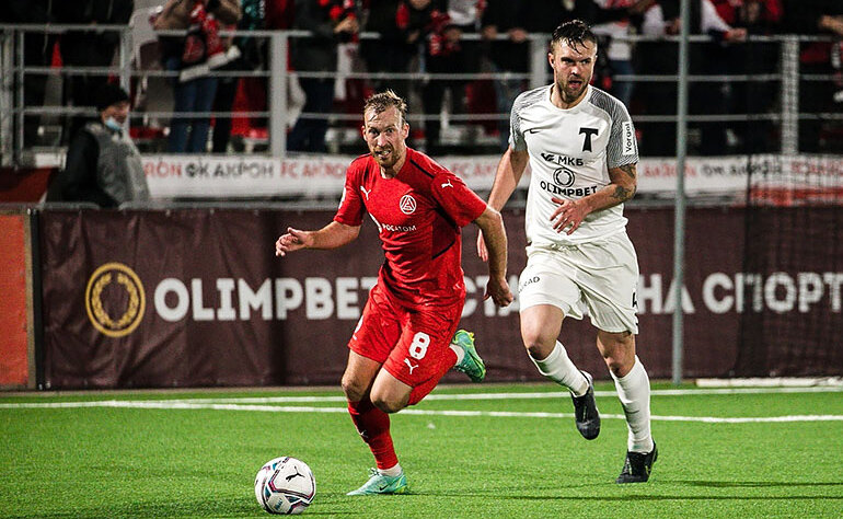 25.09.2021. «Акрон» - «Торпедо» - 1:0. Тольятинец Евгений Песегов (в красном) и защитник автозаводцев Алексей Шумских.