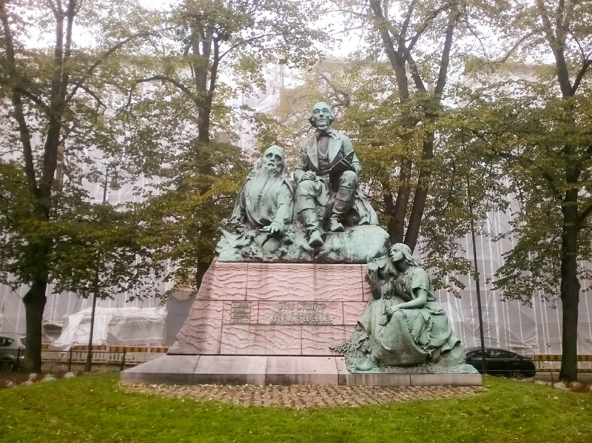 Памятник Эллиасу Леннроту рядом с местом силы в Хельсинки. Фото автора блога. 
