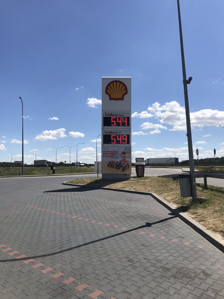 Вот такие цены были на бензин в Польше в 2018г , цена в злотах.