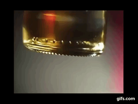 Здесь мы можем наблюдать как энергия удара по бутылке, переходит в кавитационный взрыв и рождение пузырей.  А концентрацию энергии в центре от удара, можно наблюдать...., ну например   в кружке чая,  когда стукнуть по ней с боку или по столу, если соответственно кружка на нём стоит. В следующий раз, как пойдете пить чай, проделайте этот не сложный эксперимент сами и поймете о чем я тут говорю.