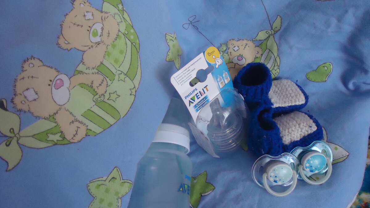 Авентовская продукция и подарок бабушки к выписке (на фоне нашего одеяла).