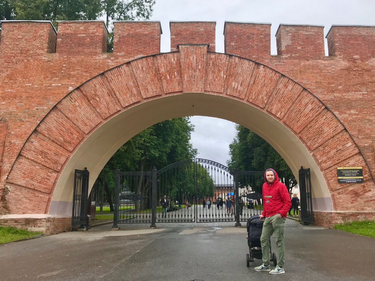 Центральный вход в Новгородский Кремль.