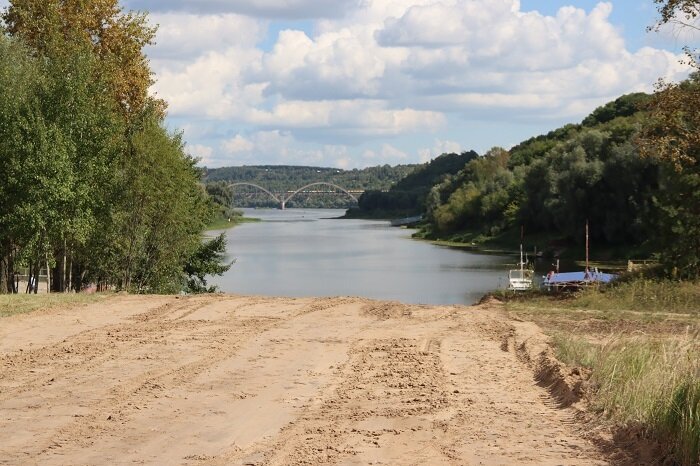 Укреплённый берег где будут спускаться суда.