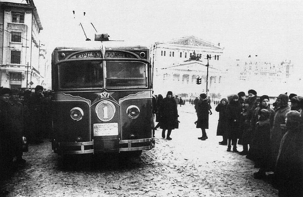 ЛК-1 первый советский троллейбус, открывавший движение в Москве (1933г.) Фото: transphoto.org