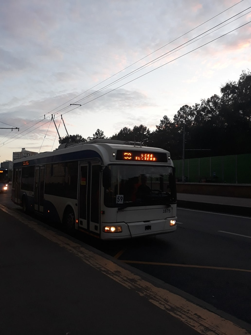 №1875, улица Народного Ополчения, остановка Улица Берзарина. едет в сторону метро Сокол