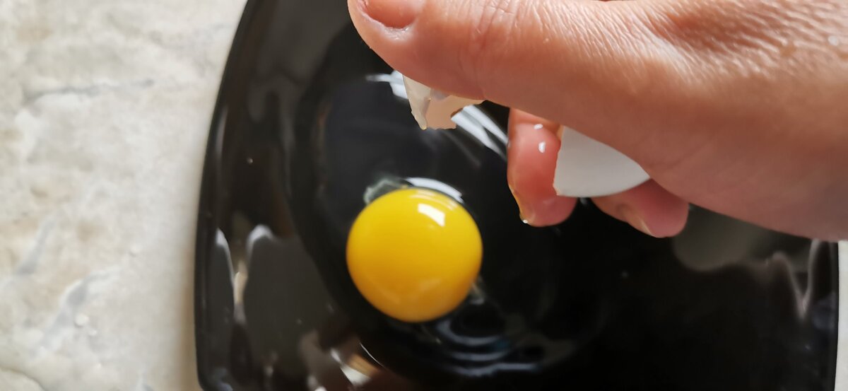 К чему снится разбитое сырое яйцо женщине. Разбить яйцо. Как разбить яйцо чтобы не повредить желток. Разбитые яйца. Разбитые яйца в контейнере.