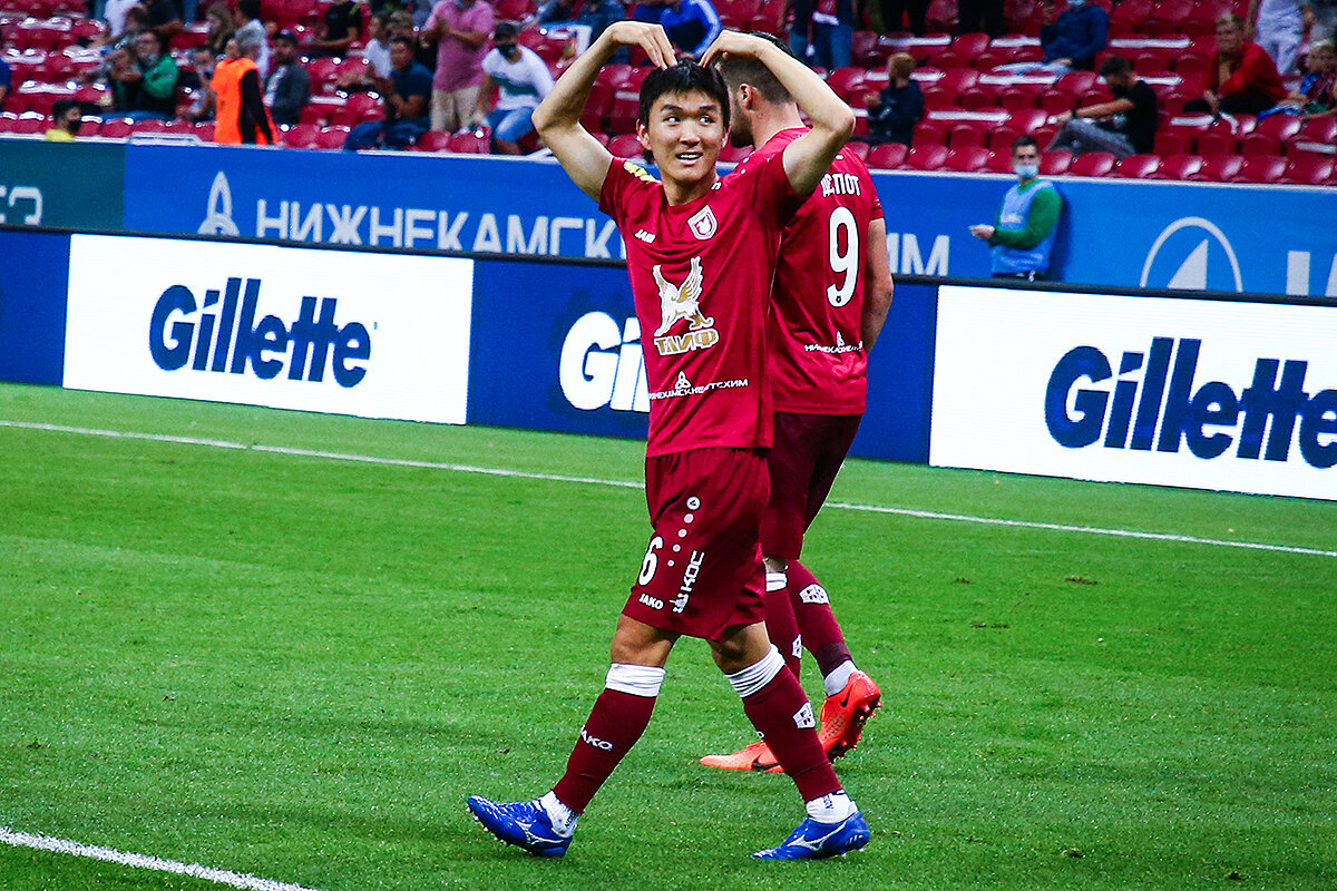 Когда забил гол в дебютном матче.