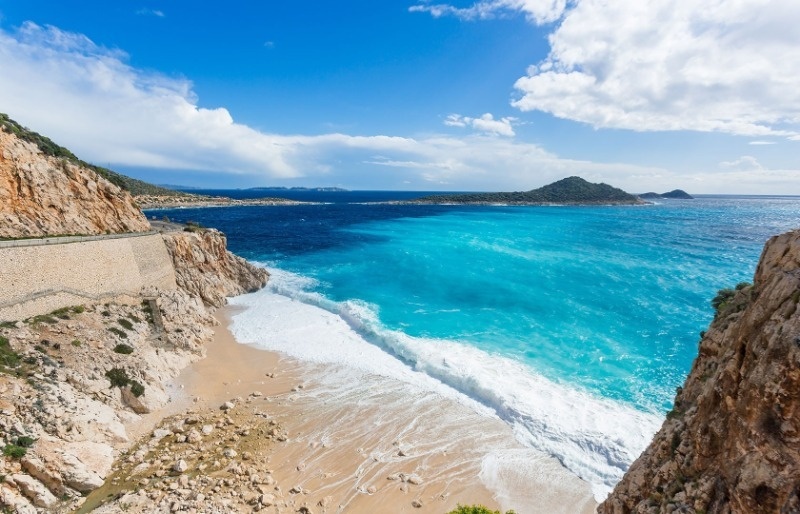 Источник фото https://www.boattripturkey.com/kalkan-boat-trip/kaputas_beach_kalkan/