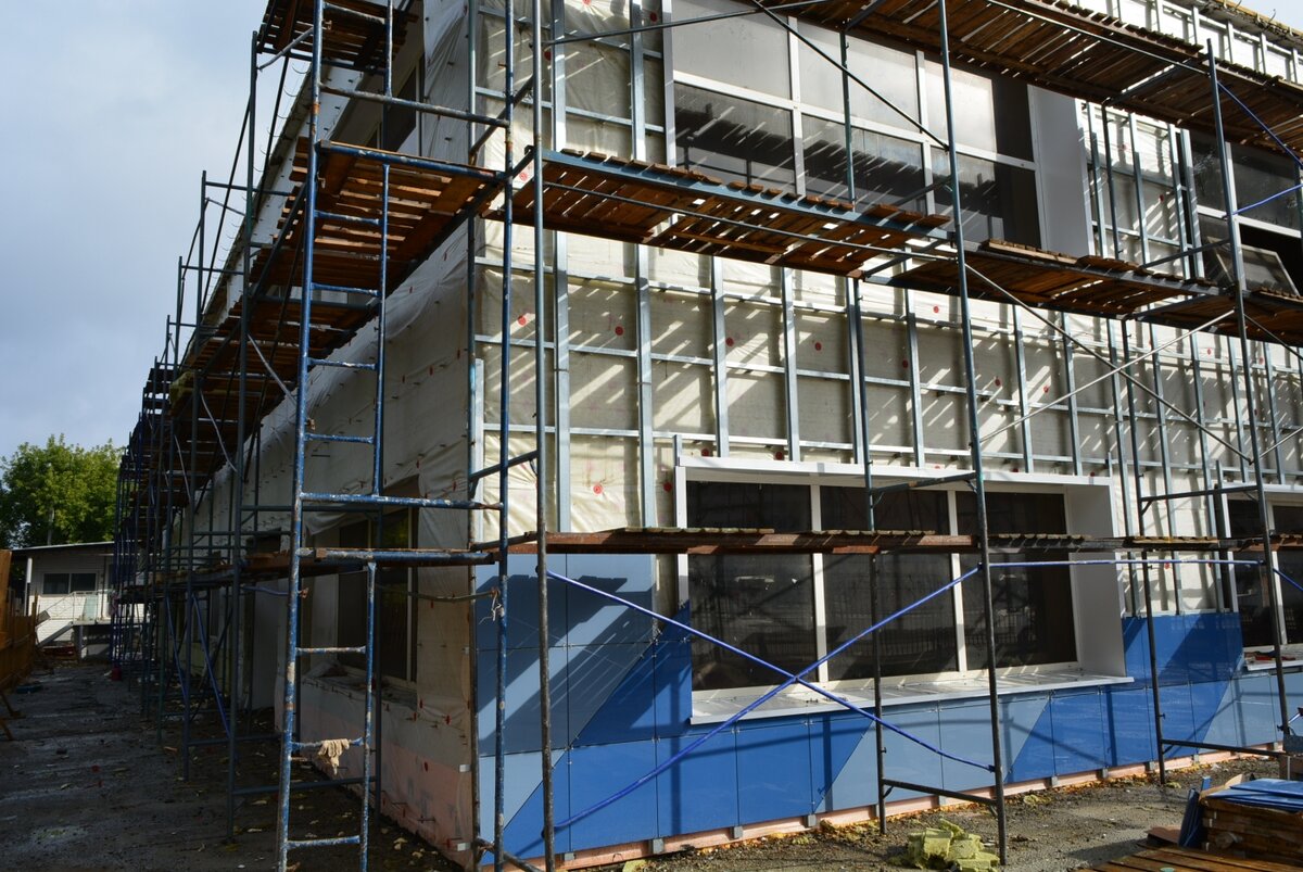 Монтаж листового материала на фасаде администрации в Химках