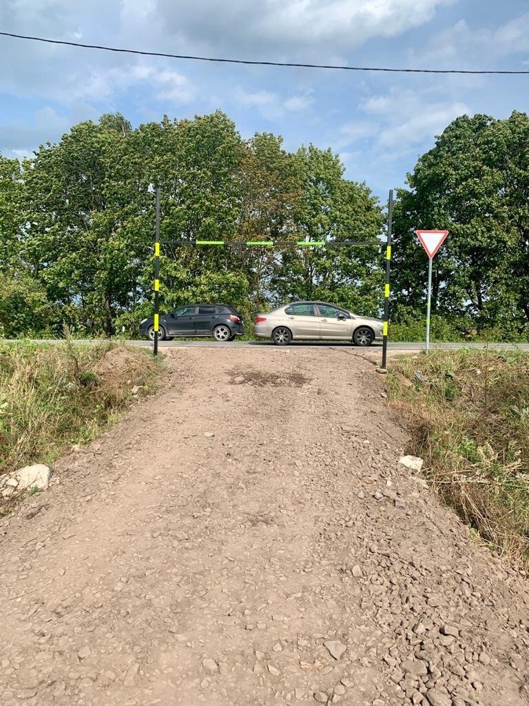 Чтобы не перекрывать движение, но уменьшить нагрузку на въезд до его введения в эксплуатацию, ограничитель установили с расчетом проезда только легковых машин и покрасили флюоресцентной краской для лучшей видимости его в темное время суток.