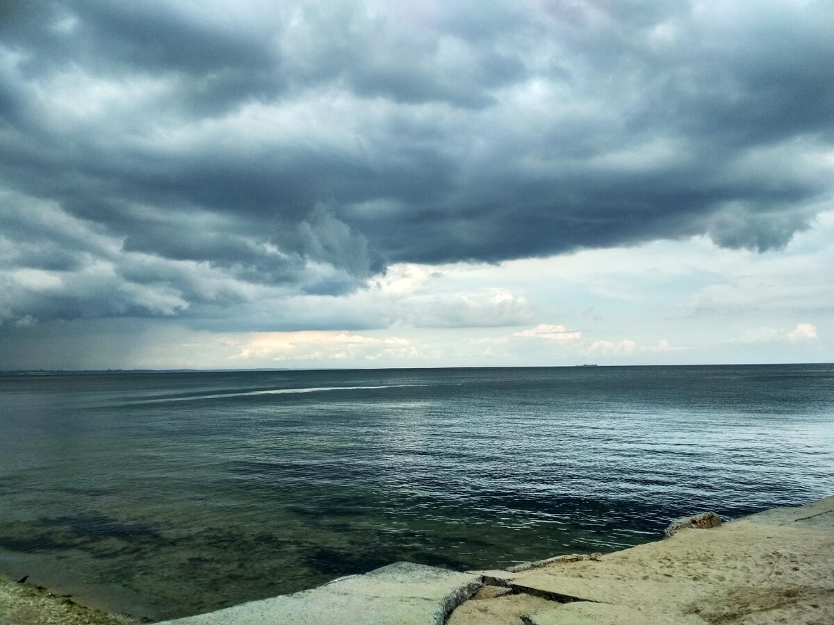 Грозовые тучи над морем