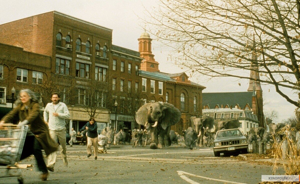 Случайно обнаружив настольную игру со странным названием «Джуманджи», Алан Пэрриш на глазах изумленной подружки перенёсся в джунгли. Он находился в этом мире до тех пор, пока двое ни о чем не подозревающих подростков не нашли игру и не сняли волшебные чары, освободив Алана из многолетнего плена. Теперь им предстоит решить нелегкую задачу - пройти немыслимые препятствия и одержать победу над силами магии.