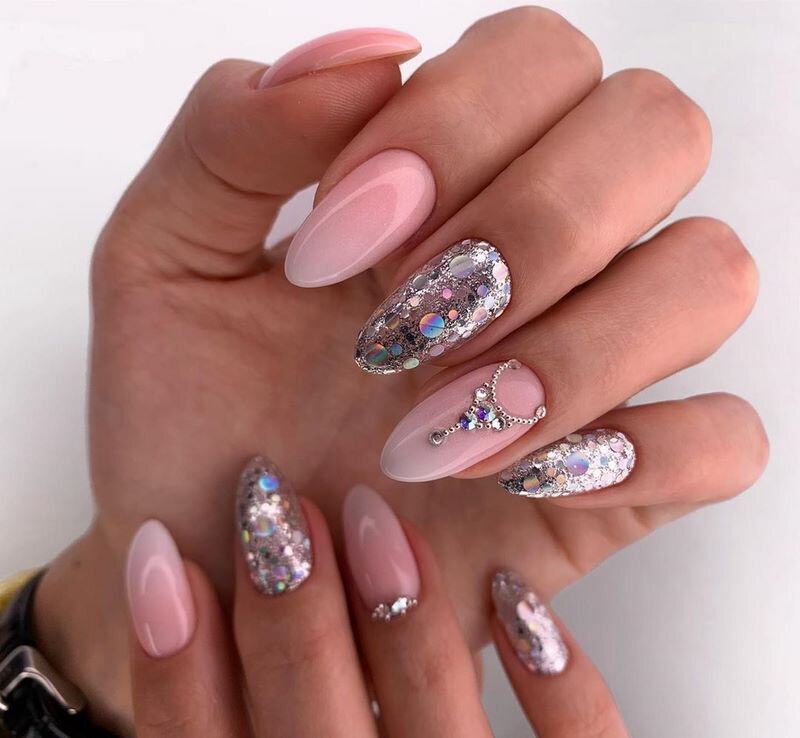 Модные тренды не стоят на месте, каждый сезон сменяясь новыми трендовыми стилями и веяния в мире моды и красоты. Обновления затронули и топовые вариации nail-дизайна, что пополнились крутыми, оригинальными и неординарными новыми техниками и стилями маникюра на сезон 2020-2021.