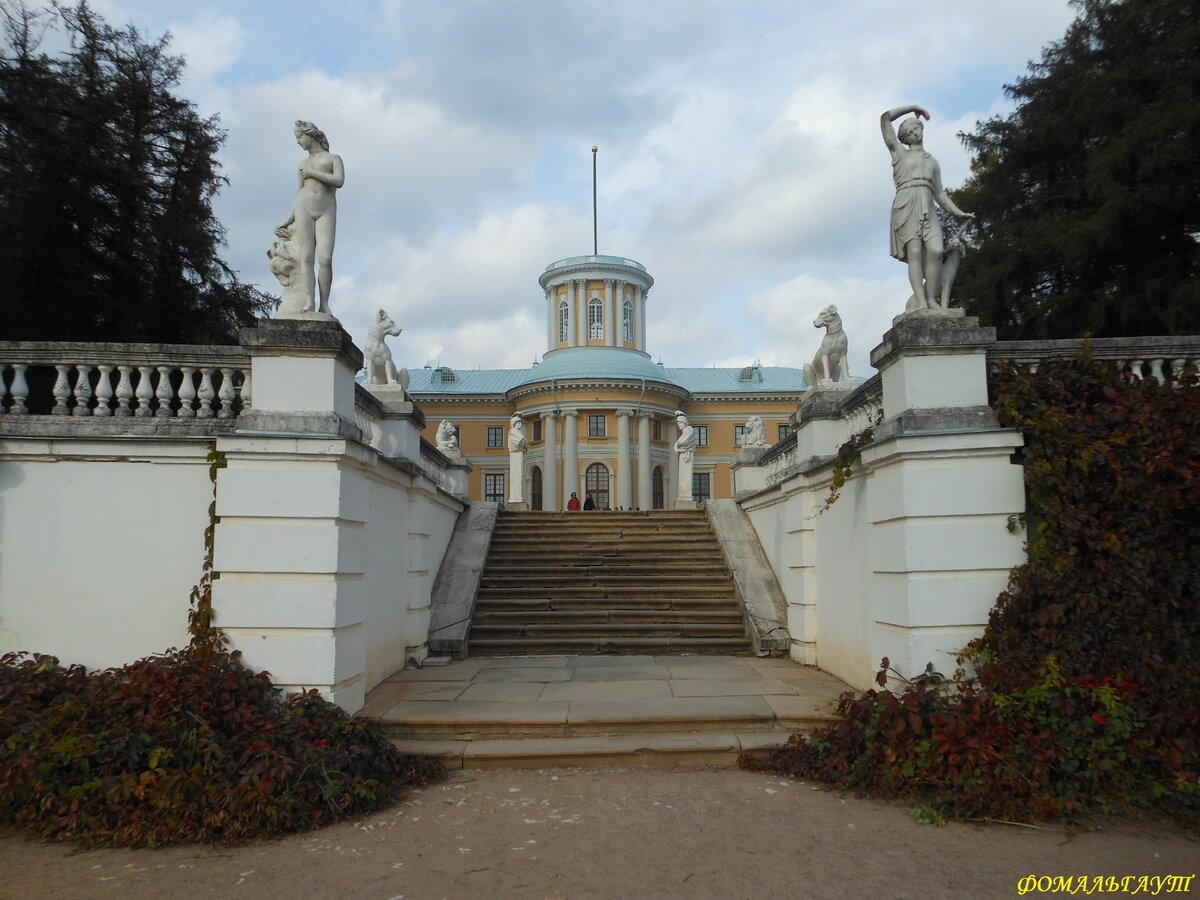 Вид на главный дворец усадьбы с нижней террасы, фото автора