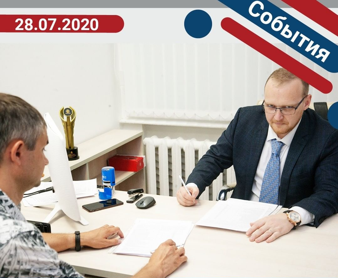 Председатель правление МПО «Независимость» Дмитрий Зализняк подписывает договор купли-продажи комплекса по переработке молочной продукции.