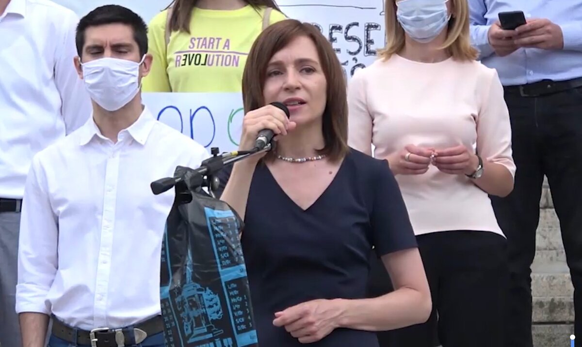 Кандидат в президенты Молдавии Майя Санду пообещала вернуть на родину беглых олигархов и предать их суду для справедливого решения. Заявление было сделано через несколько часов, после появления в СМИ информации, что ее президентская кампания финансируется этими самыми беглыми олигархами.«Майя Санду превратилась в обыкновенную сплетницу, которая говорит по телевизору и на пресс-конференциях то, что слышала на Центральном базаре, или то, что выдумывают ей заморские пропагандисты. Хочу сказать, что мы многое слышим про Майю Санду и ПДС. И если она решила повторить что «слышала», напишу, что слышал я», — сказал социалист Николае Паскару.
Он утверждает, что на предвыборные расходы госпожа Санду получила 18 миллионов долларов от Владимира Плахотнюка и Илана Шора, находящихся в зарубежном «турне». Причем, 16 миллионов пойдет на оплату внутренних расходов, а еще 2 предназначены для подкупа молдавской диаспоры в странах ЕС.
Для сравнения, объявленная Паскару сумма немногим больше того, что молдавские фермеры получили в качестве поддержки правительства для устранения последствий засухи.
«Говорят, эти деньги из МайяМИ и Тель — Авива (можете сами провести связь), не будут перечислены напрямую на счета ПДС или в избирательный фонд кандидата Майи Санду, так как это очевидно незаконно. Все финансирование пройдет различными путями, чтобы обойти закон, и государственные институты. Мы слышали, что эти деньги – их часть — пойдет на пропаганду в прессе. Часть СМИ получат полуофициальное финансирование – под прикрытием «проектов», — заключил Паскару.
Больше всего в ситуации с Санду обидно молдавским аграриям. По инициативе Санду несколько раз отзывался закон, предусматривающий 50-ти процентную раскладку продовольственных магазинов. В то время премьер-министр Санду встала на защиту европейских производителей. Сейчас она пытается оправдаться и говорит немного не складные вещи. Ее президентская кампания показала наличие огромного числа скелетов в шкафу. Самое смешное, что это не происки властей или черный пиар. Большая часть негативной информации появилась в СМИ благодаря ее соратникам.
Журналисты правильно научились расставлять приоритеты. Зачем распространять слухи… Санду приходит на прямой эфир и получает вопрос напрямую, где под прицелом телекамер очень трудно соврать. Так Санду призналась про аграриев, про секретное письмо Туска. Не исключено, что мы узнаем еще много интересного. За 18 миллионов вряд ли раскается потому, как это грозит снятием кандидатуры, но скорее всего, покраснеет и в этот раз соврет. Избиратель сделает свои выводы.