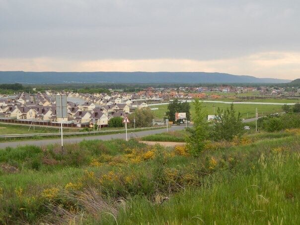 Такой пейзаж встречает тех, кто приближается к коттеджному поселку Ильинка