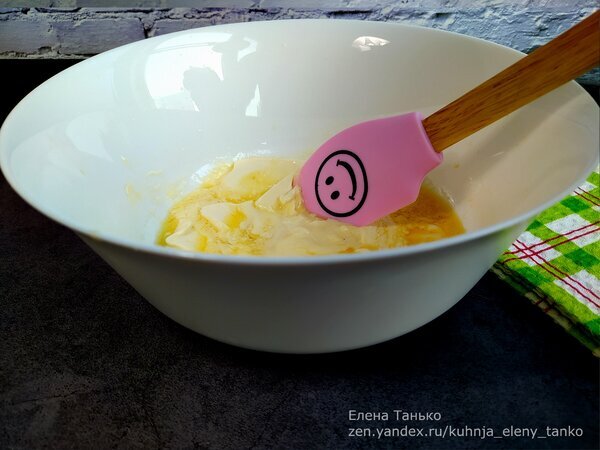 К растопленному маргарину добавляю 2 яйца, 1 стакан сахара, 1/2 ч. л. соды, 2 ст. л сметаны. Листайте картинки 🡺 🡺 🡺