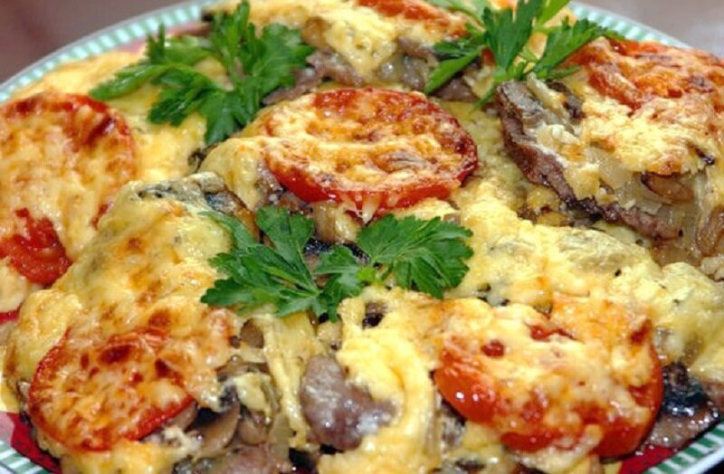 Мясо с картошкой под сырной шубкой – очень вкусный и быстрый ужин