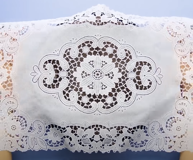 Сверху на торт кладем кружевную салфетку