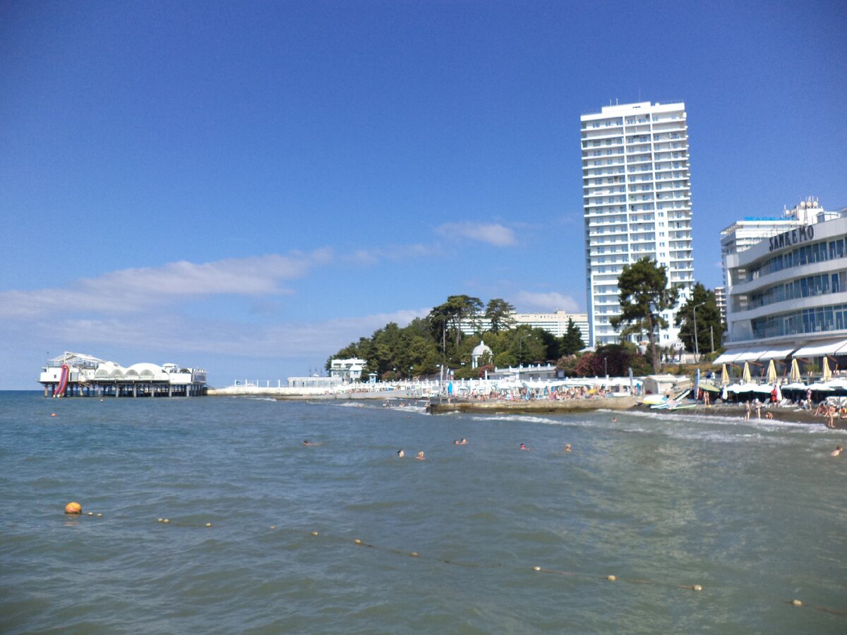 Сочи. Пляжная линия берега.