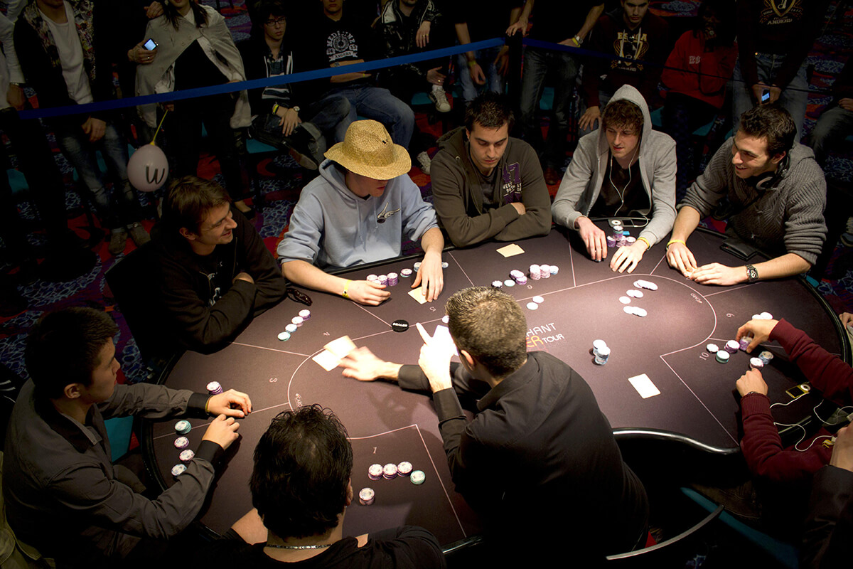 Игра за столом для мужчин. Покер. Игра в Покер. Игрок в Покер. Игрок в казино.