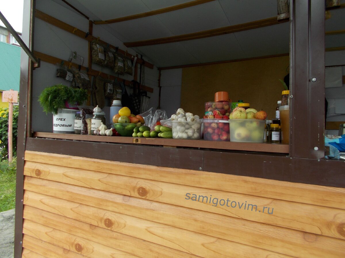 Открытый ларёк. Обычно в таком ларьке торгуют самозанятые.