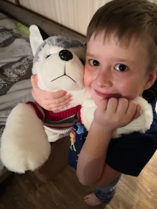 



Сегодня, 23 сентября, узнал,что до нового 2021 года осталось 100 дней.Так долго!-- размышляет восьмилетний Фёдор Монахов из Братска. -- Я люблю новогодние праздники. Потому что 1 января день начинается с долгожданных подарков,которые заказываю заранее.И почти всегда мои пожелания исполняются.Два года назад под ёлкой обнаружил трёхкилограммовые гантели о которых мечтал. И теперь ежедневно с ними занимаюсь. Когда я был большим поклонником динозавров - и тоже находил их под ёлкой!Мечтаю о собаке,но пока на семейном совете решили не спешить. Но в прошлом году мне в замен живого щенка подарили большую игрушечную собаку.Сейчас это моя любимая игрушка.