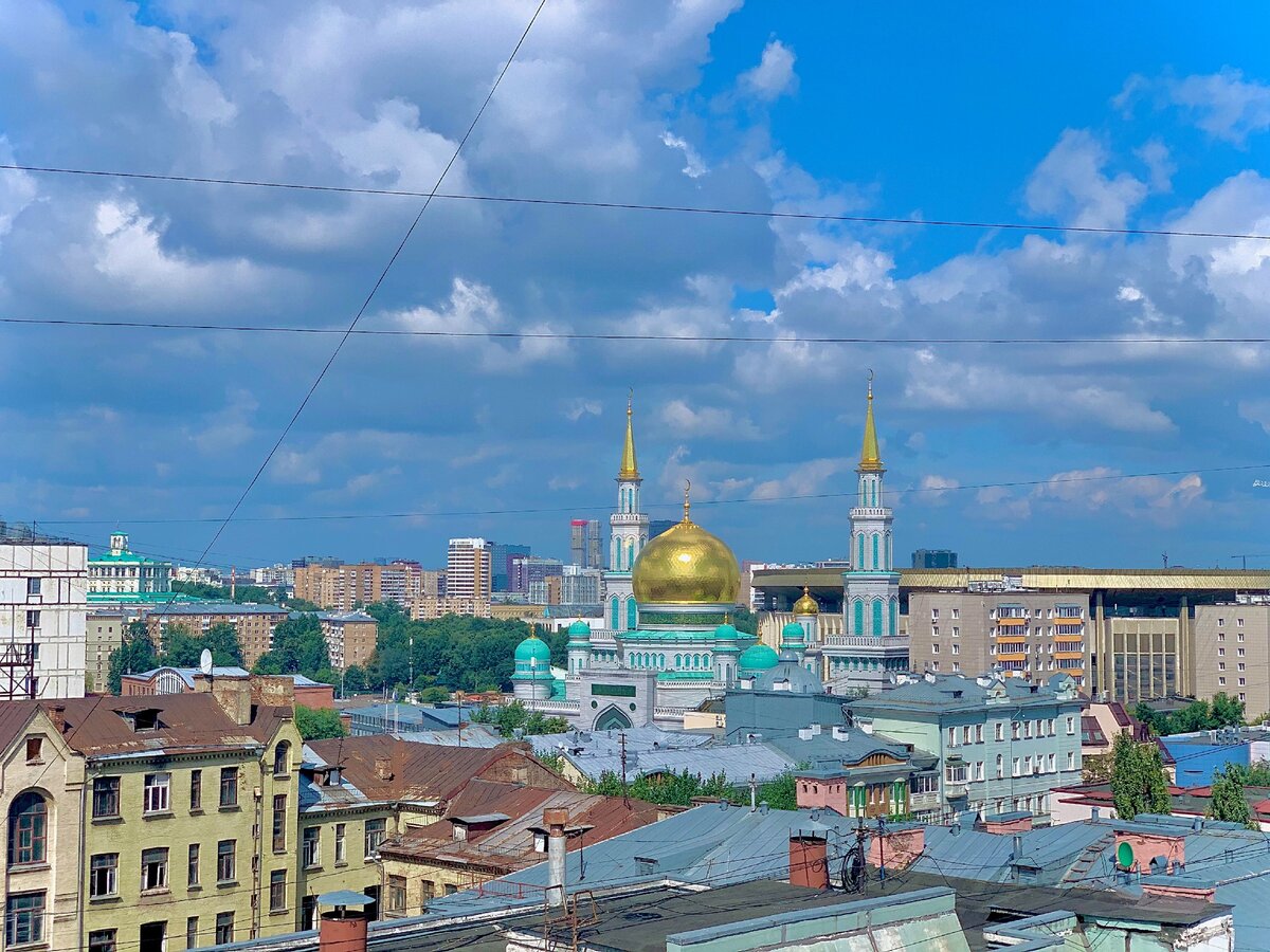 Вид на Московскую Соборную мечеть из окна. Москва, 2020. Фото автора.