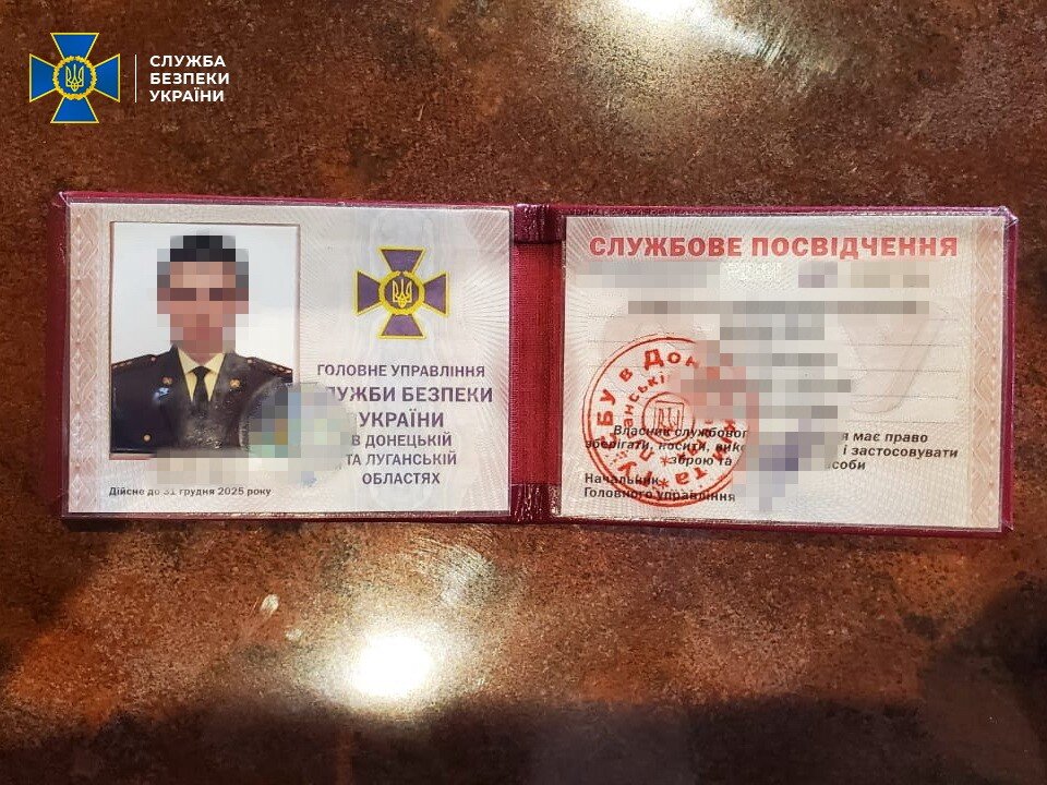 В Краматорске Служба безопасности Украины задержала своего сотрудника по подозрению в вымогательстве $30 000 от иностранца. Об этом сообщает пресс-служба СБУ.
По данным следствия, сотрудник спецслужбы требовал $30 000 от иностранца, подозреваемого в уголовном преступлении. За эту сумму он якобы обещал изменить квалификацию преступления, посодействовать в заключении договора о признании вины и возврате изъятого имущества.
Подозреваемого сотрудника СБУ задержали в его квартире. Ему сообщили о подозрении и провели обыски.
21 августа контрразведка СБУ разоблачила и прекратила функционирование канала получения боевиками соцвыплат из госбюджета.
22 сентября стало известно, что СБУ подозревает гендиректора завода в финансировании боевиков.
