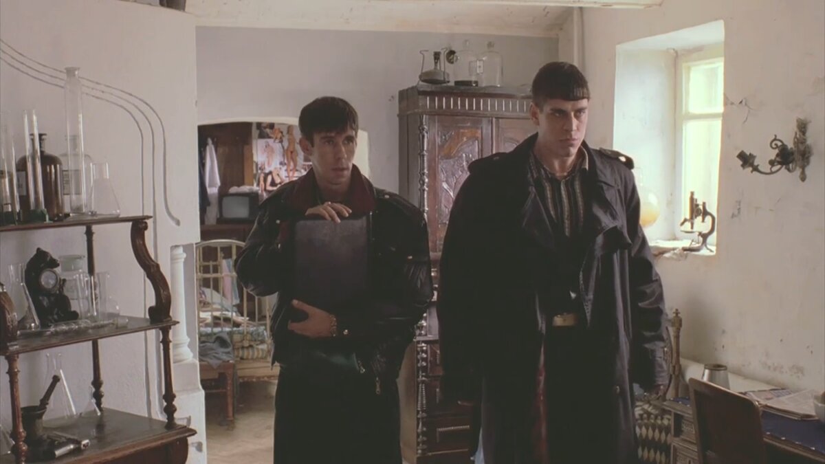 кадр из фильма "Жмурки" Саймон и Сергей