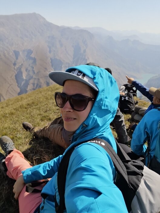 А завтра мы пойдем вооон там! - показывает гид.