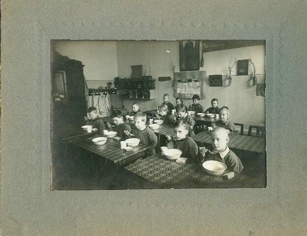 Неизвестный автор. Обед в детском саду. Дата съемки 1920-е. МАММ / МДФ