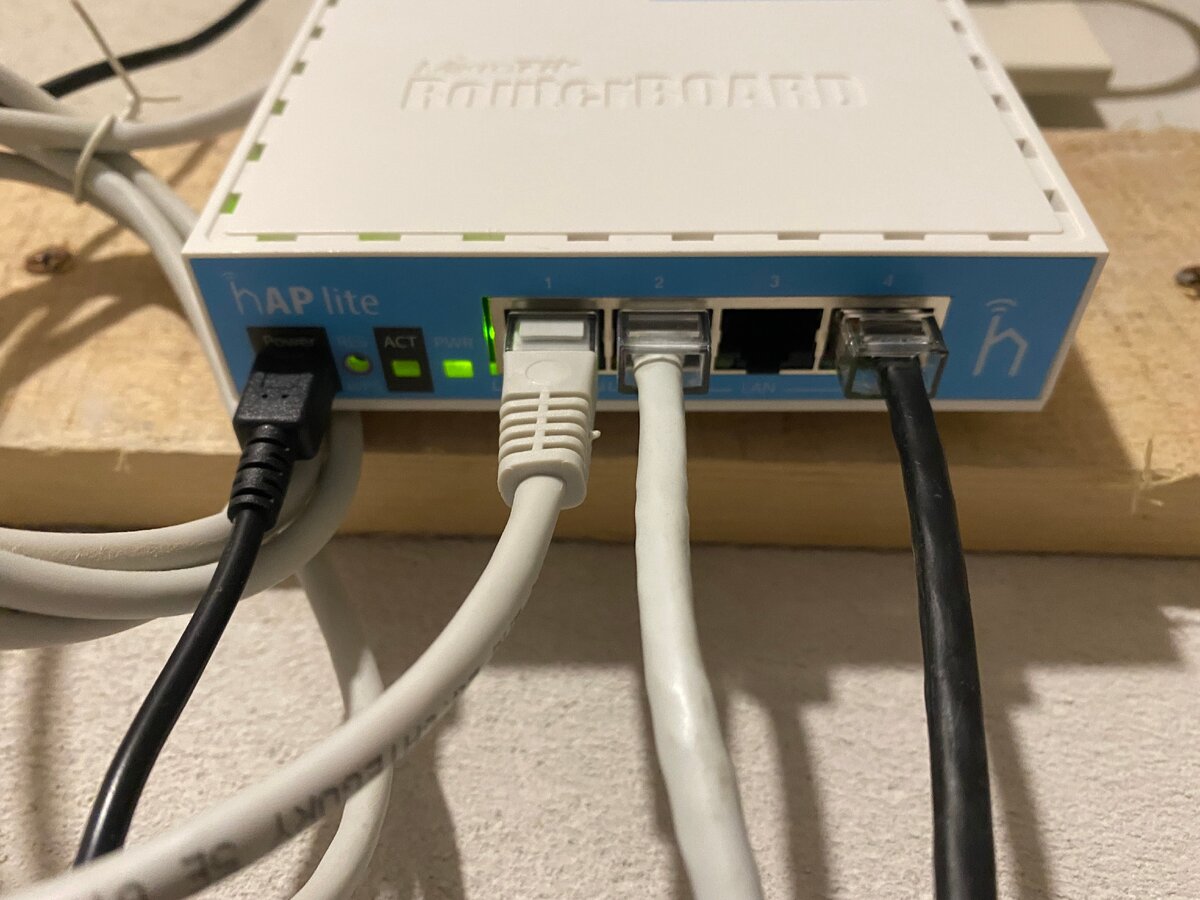 Подключённые порты подсвечиваются, также видны лампочки, говорящие о работе роутера