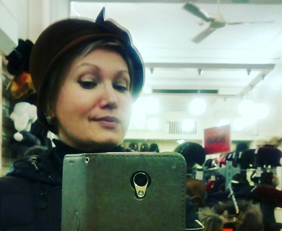 Самое парадоксальное, что это только шляпку можно примерить, но мне никогда не хотелось примерить на себя чужую жизнь. Фото автора