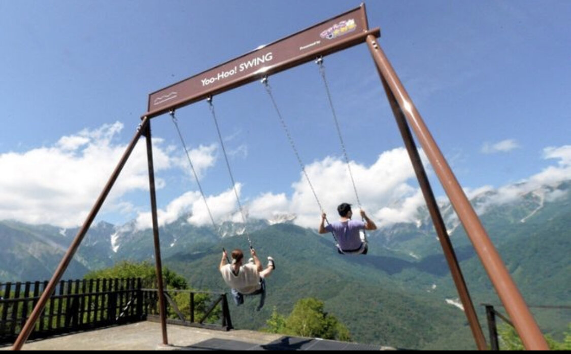 Качели установлены на вершине горы Иватаке в Хакубе, префектура Нагано (Кадзуки Эндо).