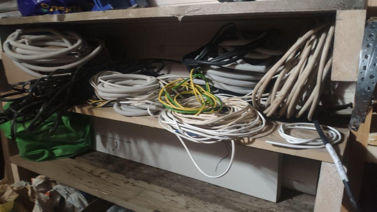 Не стал выбрасывать остатки кабеля, сложил все в сарай.
