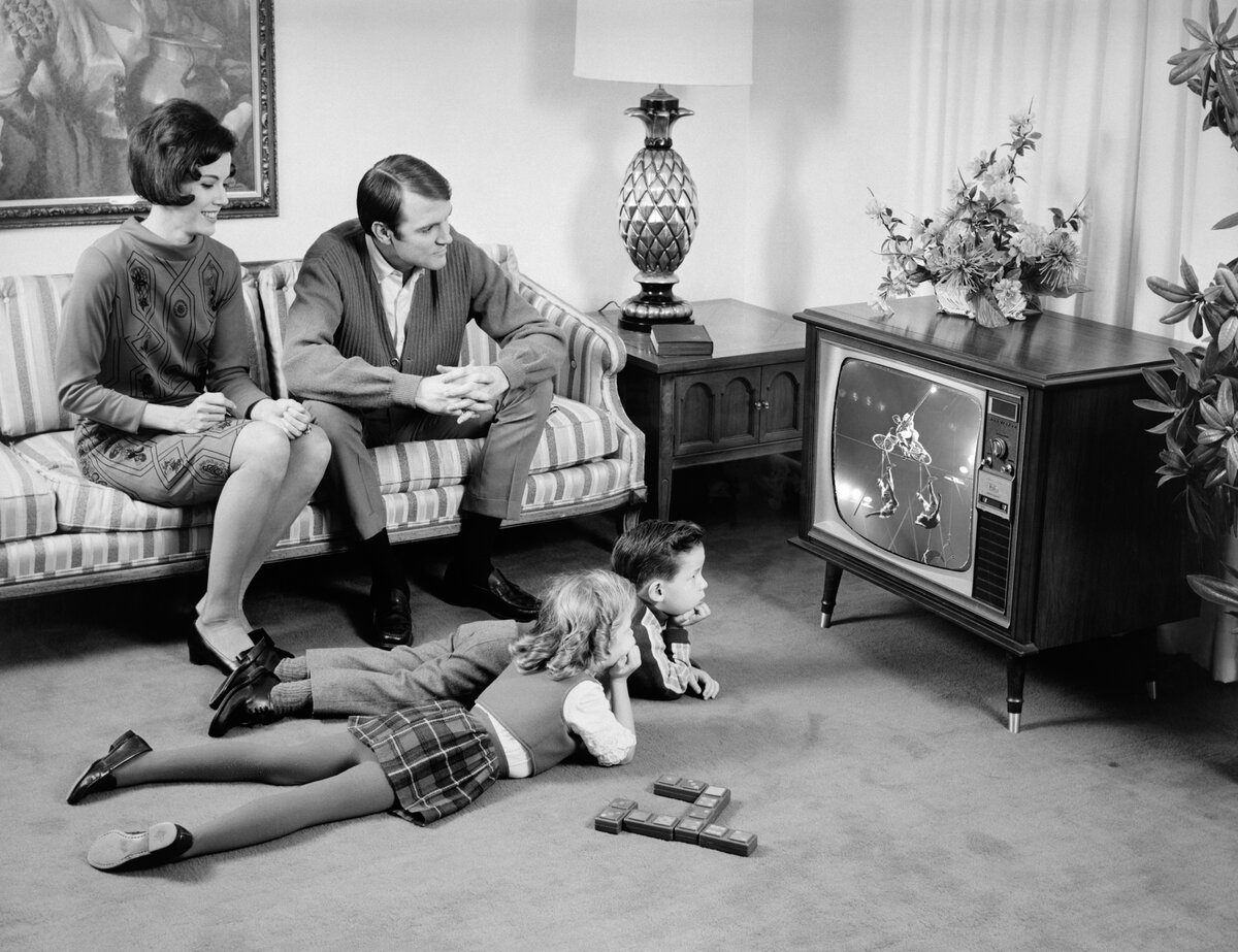 Советская семья у телевизора