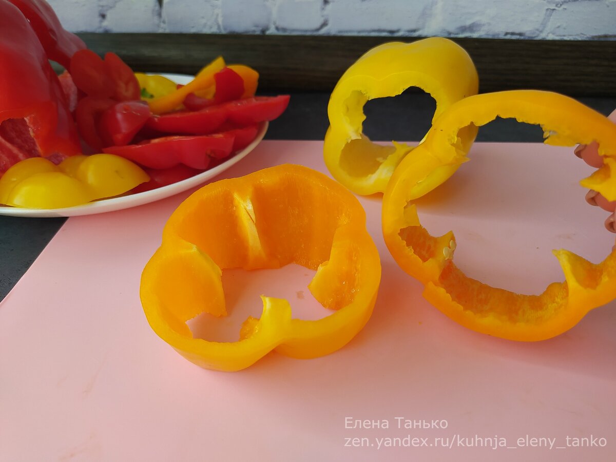 Вырезаю  из перца семена и перепонки и разрезаю его поперек на две одинаковые части.→→→