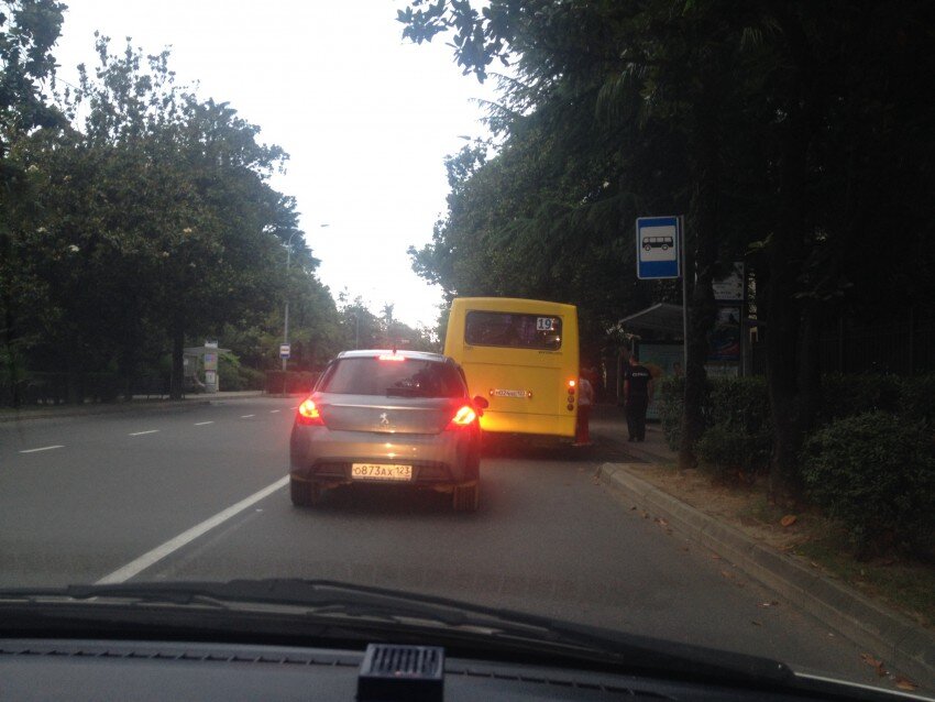 Объезд автобуса на остановке через сплошную. Можно ли объехать автобус на остановке. Обгон через сплошную. Обгон автобуса на остановке. Объезд автобуса на остановке через сплошную.