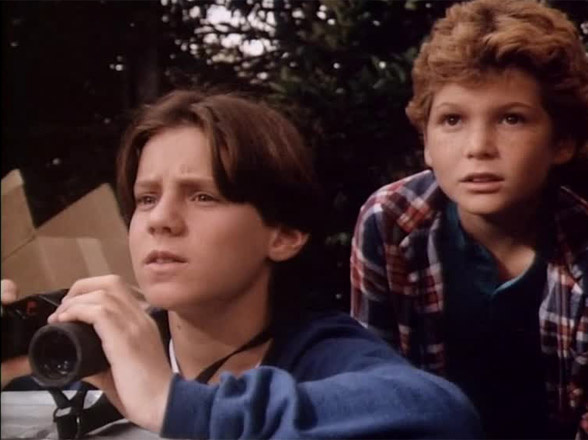 Знакомство с новыми соседями неожиданно приводит героев к открытию, что если спать в гигантском контейнере для продуктов, можно никогда не постареть, правда, придётся вечно учиться в седьмом классе