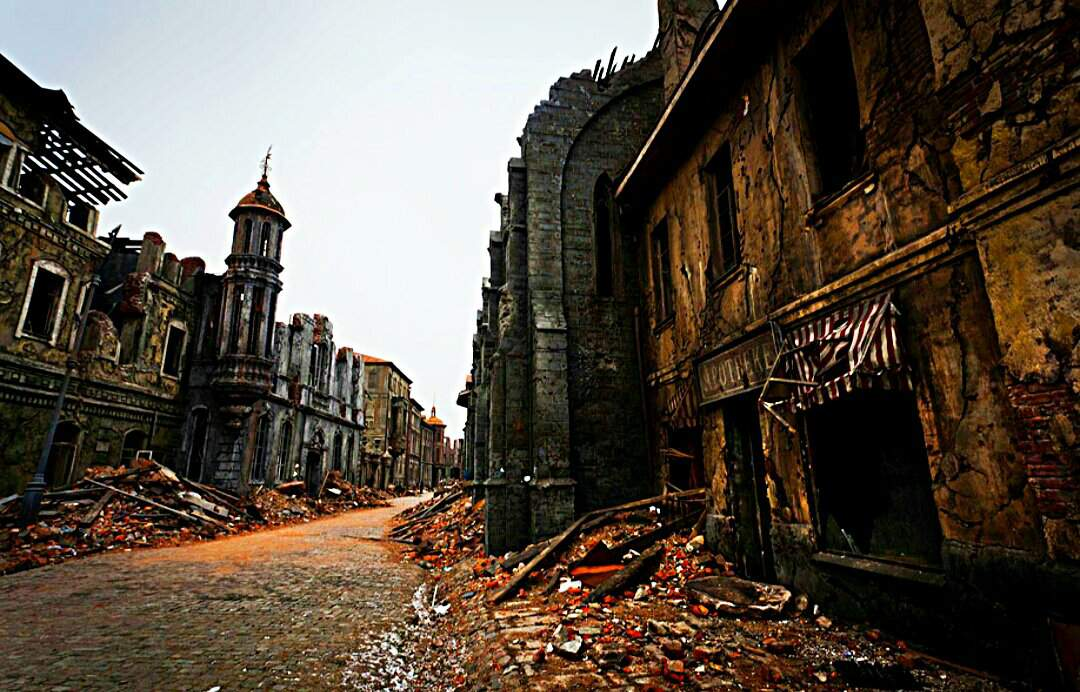 Город сле. Заброшенный город Килунг Тайвань. Город призраков (Ghost Town, 2008). Берлин город призрак. Дадлитаун город призрак.