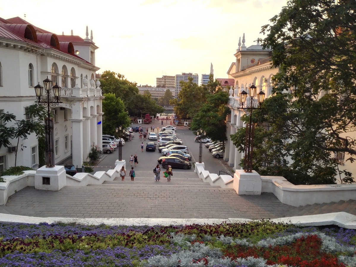 Из-за своеобразного рельефа в Севастополе много разнообразных лестниц.