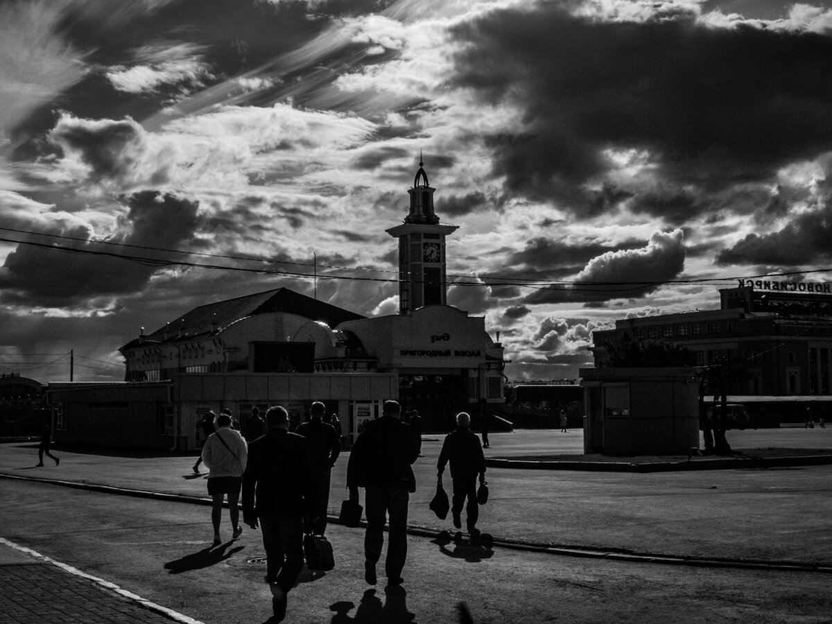 Нижегородская черное. Черно белое фото. Современные черно белые фотографии. Новосибирск чб. Черное белое фото.