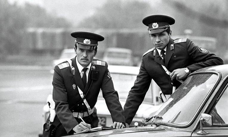 Комсомольцы на обеспечении безопасности дорожного движения... Фото из открытого доступа в Интернете.